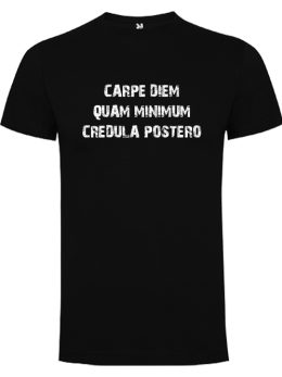Camiseta Aprovecha el día de hoy; confía lo menos posible en el mañana (en Latín)