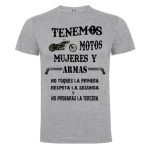 Camiseta con diseño Tenemos motos, mujeres y armas..