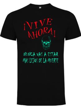 Camiseta con diseño VIVE AHORA, NUNCA VAS A ESTAR MAS LEJOS DE LA MUERTE