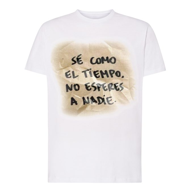 BLANCA Camiseta con diseño SÉ COMO EL TIEMPO - Imagen 1